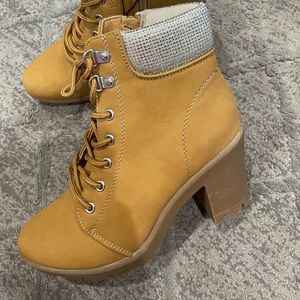 Woman New Boots Whit Platform Heels